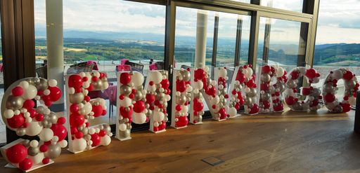  Sky Lounge im Hotel Schachner mit Blick auf die
Donau und Voralpen - Großer seminargo-Schriftzug mit Luftballons von
www.prettyballoons.at