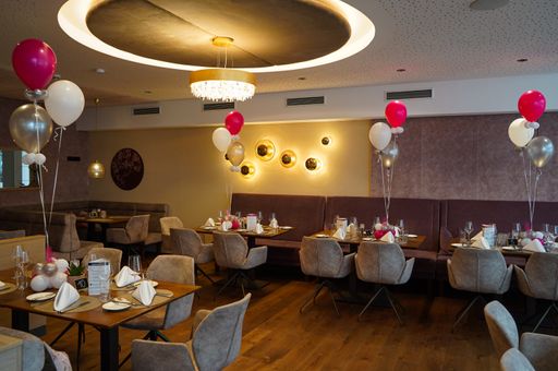 Vorschau Bild von Die umfangreichen Umbauarbeiten wurden erst im
Frühjahr 2022 abgeschlossen. Die Rezeption mit Lobby, der
Wintergarten sowie der Wellnessbereich wurden mit viel Liebe zum
Detail neu gestaltet.