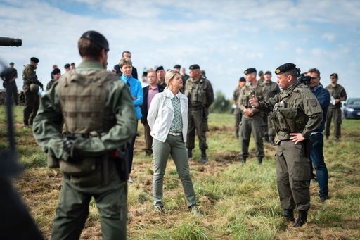 Verteidigungsministerin Klaudia Tanner bei Übung
der 4. Panzergrenadierbrigade
