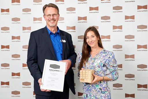 Stefan Siemers, F&E Direktor, und Michaela Beck,
Marketing Direktor, nahmen die Auszeichnung für LIGNOLOC® im Namen
der Raimund Beck KG entgegen.