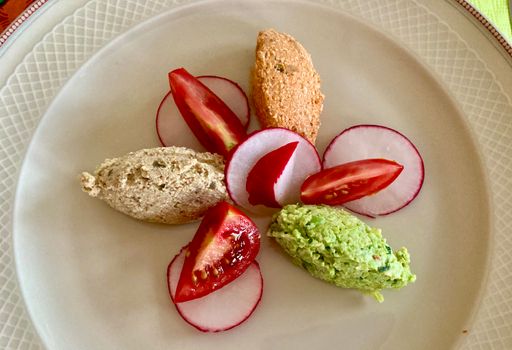 Vorschau Bild von Vegane Heurigenaufstriche Räuchertofu-Haselnuss und
Edamame-Kräuter-Aufstrich, Tofu-Liptauer