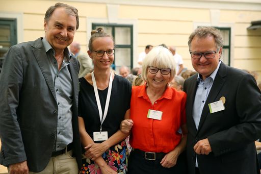 Vorschau Bild von von links nach rechts: Prof.JohannVollmann ,
Pflanzenzuchtexperte Boku Wien , Mag.Magdalena Puchberger,
Volkskundemuseum , Elisabeth Fischer, Kochbuchautorin , D.I.Karl
Fischer Obmann Verein Soja aus Österreich
