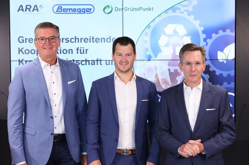 https://www.apa-fotoservice.at/galerie/29872 Im Bild v.l.n.r.:
Michael Wiener (CEO Grüner Punkt), Kurt Bernegger (Geschäftsleitung
Bernegger GmbH), Christoph Scharff (ARA Vorstandsvorsitzender)