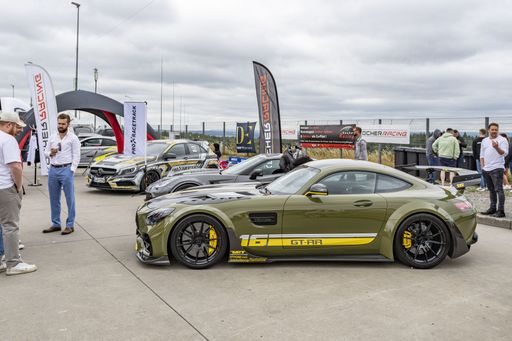 Vorschau Bild von Vor Ort hatten Fans der Sendung die Gelegenheit, das
Moderationsteam kennenzulernen und die Faszination Auto hautnah zu
erleben. Sechs Gewinner freuten sich über eine unvergessliche Runde
als Beifahrer von Matthias Malmedie und Sophia Flörsch. / Weiterer
Text über ots und www.presseportal.de/nr/6605 / Die Verwendung
dieses Bildes ist für redaktionelle Zwecke unter Beachtung ggf.
genannter Nutzungsbedingungen honorarfrei. Veröffentlichung bitte
mit Bildrechte-Hinweis.