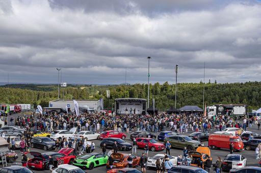 Vorschau Bild von Fans und Freunde von GRIP konnten als Schaulustige oder Gearheads
mit eigenem Fahrgestell auf der Rennstrecke dabei sein. Am
Nürburgring wurde den Gästen zudem ein umfangreiches Programm
geboten: Drift- und Renntaxis, Tuning-Boliden und Supercars,
Influencer aus der Autoszene und vieles mehr rundeten das Spektakel
ab. / Weiterer Text über ots und www.presseportal.de/nr/6605 / Die
Verwendung dieses Bildes ist für redaktionelle Zwecke unter
Beachtung ggf. genannter Nutzungsbedingungen honorarfrei.
Veröffentlichung bitte mit Bildrechte-Hinweis.