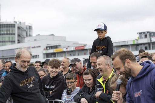 Vorschau Bild von Sechs Gewinner freuten sich über eine unvergessliche Runde als
Beifahrer von Matthias Malmedie und Sophia Flörsch. / Weiterer Text
über ots und www.presseportal.de/nr/6605 / Die Verwendung dieses
Bildes ist für redaktionelle Zwecke unter Beachtung ggf. genannter
Nutzungsbedingungen honorarfrei. Veröffentlichung bitte mit
Bildrechte-Hinweis.