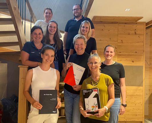  Im Bild (1. Reihe, v.l.): Theresa Mitterer-Leitner
(MCI Innsbruck), Katrin Perktold (Verband der Tiroler
Tourismusverbände), (2. Reihe) Eva Schwaiger (TVB PillerseeTal),
Sabine Reitsma (TVB Kitzbüheler Alpen - St. Johann in Tirol), Lisa
Fuchs (TVB Ferienregion Hohe Salve), (3. Reihe) Laura Schellhorn
(TVB Ferienregion Hohe Salve), Anna Krall (TVB Kitzbüheler Alpen -
Brixental), (4. Reihe, hinten) Sophie Fuchs (TVB Kitzbüheler Alpen -
Brixental) und Michael Hain (TVB PillerseeTal)
