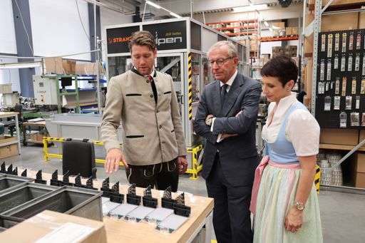 Vorschau Bild von Von rechts: Ing. Mag. (FH) Claudia Zoff,
Geschäftsführerin bei Österreichs führendem Bohrer- und
Fräserhersteller ALPEN-MAYKESTAG, beim Rundgang durch das neue
Logistikzentrum mit Salzburgs Landeshauptmann Dr. Wilfried Haslauer
und DI (FH) Gregor Gumpenberger-Friesacher, Betriebsleiter am
Firmensitz Puch.