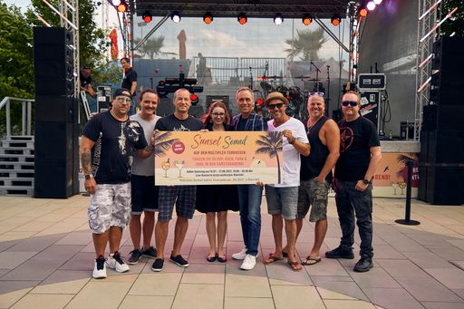 Vorschau Bild von Center Manager Zsolt Juhasz (3. v.l.), Marketing Managerin
Katharina Wachter (4 v.l.), Moderator Reinhart Gabriel (4.v.r.) mit
Band "Wiener Wahnsinn"