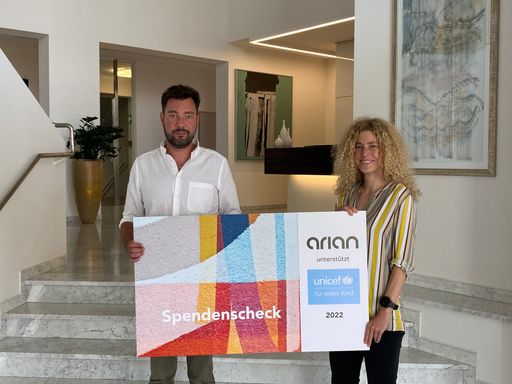 vlnr.: Manuel Pripfl (Head of Customer Operations)
und Cornelia Oswald (Sales & Account Management Director) von ARIAN
präsentieren den Spendenscheck 2022 an UNICEF Österreich