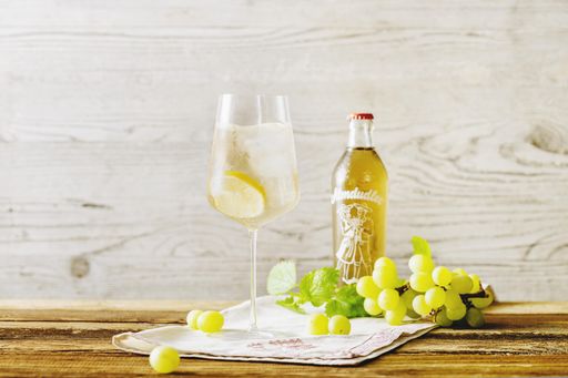 Alm-Spritzer (Almdudler Original mit Weisswein)