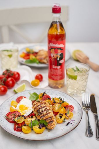 Vorschau Bild von Rezept mit Almdudler Sirup // HÜHNERFILETS MIT
CHILI-DUDLER MARINADE & TOMATENSALAT