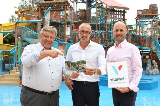  KR Manfred Stroissmüller, Dir. Mag. Patrick Hochhauser und Mag.
(FH) Philipp Haas mit dem neuen Ausflugsführer in einer der größten
Attraktionen - dem Aquapulco.