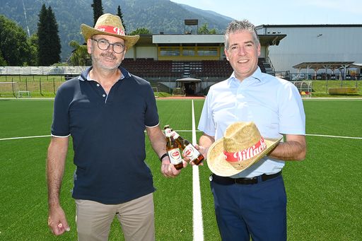  Gerald Smesovsky von Villacher Bier und SV Finanzvorstand
Christian Kollenz stoßen auf die gemeinsame Aktion an.