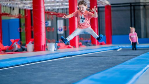  Spaß am Trampolin im JUMP DOME
