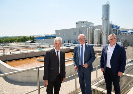 v.l.n.r. Geschäftsführer Berglandmilch DI Josef
Braunshofer, Landeshauptfrau Stellvertreter Dr. Stephan Pernkopf,
Obmann Berglandmilch Stefan Lindner