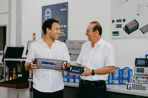Vorschau Bild von Neuer Eigentümer für AccuPower: Moritz Minarik, am Bild mit
AccuPower-Gründer Issam Al-Abassy.