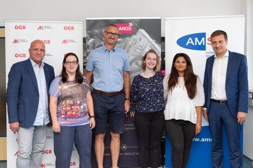 AMS NÖ und AK NÖ unterstützen drei Frauen mit dem
FiT-Programm bzw. dem AK-Förderbonus, um bei der Firma Marketing
Bangs e.U. in St. Pölten eine Ausbildung zu machen. V.l.n.r.: AK
Niederösterreich-Präsident Markus Wieser, Helga Krenn, Firmenchef
Christian Mikolasch, Sonja Irrgeher, Fadia Tarrer (alle: Marketing
Bangs e.U.), AMS NÖ-Landesgeschäftsführer Sven Hergovich.
Fotocredit: ProShot OG