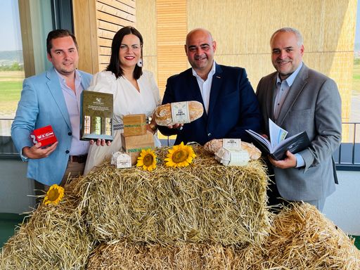 vlnr • Martin Pinczker, Bioprodukte Pinczker; •
Mag.a Astrid Eisenkopf, Landeshauptmann-Stellvertreterin; Hannes
Mosonyi, Obmann Landesgremium Agrarhandel; • DI Matthias Grün,
PANNATURA GmbH