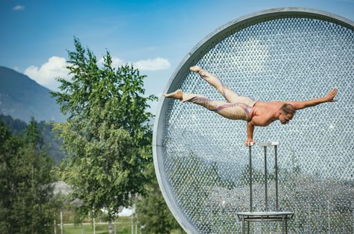 Artisten des Circus-Theater Roncalli verzaubern bis
21. August 2022 das Publikum in den Swarovski Kristallwelten mit
täglichen Shows - wie hier im Bild der Handstand-Akrobat "The
Maestro".