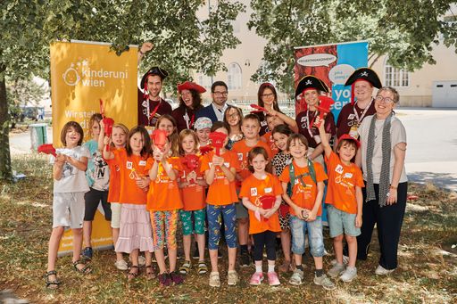 Das Team von pma und pma young crew mit Alexander
Vollnhofer, Michaela Obersriebnig, Katharina Stadtler, Thomas
Pammer, Amelie Wellenhofer und Miriam Haas sowie Karoline Iber,
KinderuniWien, feierten mit den zukünftigen Projektmanager*innen.