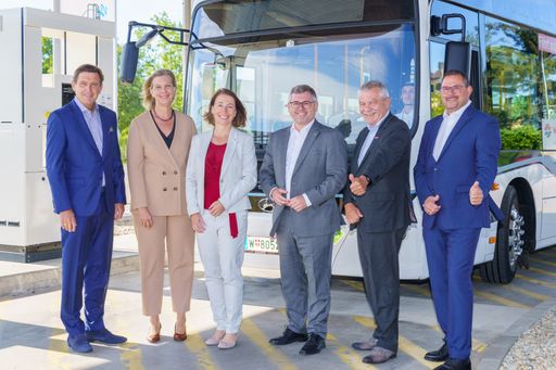 Im Projekt H2Together erproben Wiener Linien, Wien Energie,
Wiener Netze und Verkehrsverbund Ost-Region (VOR) erstmals einen
Wasserstoff-Elektrobus im niederösterreichischen Regionalbusverkehr
