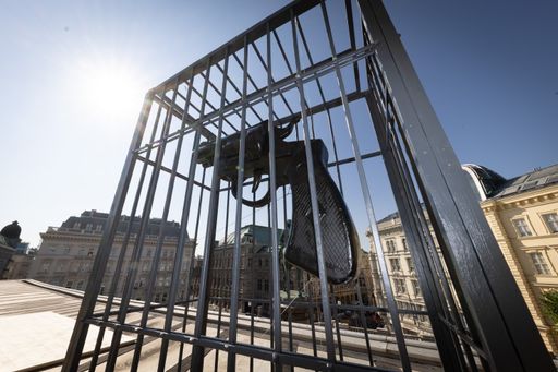 Albertina: Vladimir Dodig Trokut "IMAGINE"
(Flugdach Albertina Vorplatz, ab 25.7.2022) Foto: eSeL.at - Lorenz
Seidler