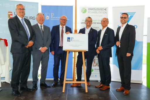 In einem gemeinsamen Festakt wurde die Lehrkrankenhaus-Tafel an
das Rehabilitationszentrum St. Veit übergeben. Im Bild v.l.n.r.:
Mag. Gottfried Koos (Vorstandsmitglied der VAMED AG), Univ.-Prof.
Dr. Wolfgang Sperl (Rektor Paracelsus Medizinische Privatuniversität
PMU), Primar Univ. Doz. Dr. Gustav Fischmeister, MSc (Primar Kinder-
und Jugendlichen Rehabilitation „Leuwaldhof“), Primar Dr. Manfred
Webersberger (Ärztlicher Leiter Rehabilitationszentrum St. Veit),
Mag. Dr. Christian Stöckl (Landeshauptmann-Stellvertreter und
Gesundheits-Landesrat) und Mag. Reinhard Baumgartinger
(Regionalleiter Salzburger Landeskliniken).
