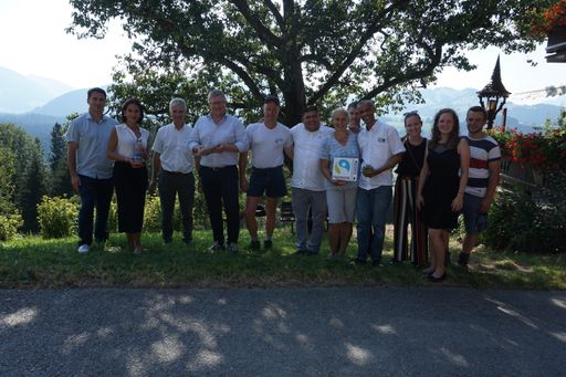 v.l.n.r. Bernd Hovath, FAIRTRADE Österreich; Ximena
Herrera Dips, FAIRTRADE International; Josef Braunshofer
Generaldirektor Tirol Milch; Stefan Lindner, Obmann Tirol Milch;
Stefan Trixl; Tirol Milch Bauer; Jorge Ortiz Franco, Obmann
FAIRTRADE Bauern Ecuador; Angela Trixl; Tirol Milch Bäuerin; Georg
Lehner, Tirol Milch; Basilio Almonte, FAIRTRADE Kakaobauer
Dominikanische Republik; Cornelia Gruber, FAIRTRADE Österreich;
Victoria Dallinger, Tirol Milch; Stefan Trixl jun., Tirol Milch
Bauer