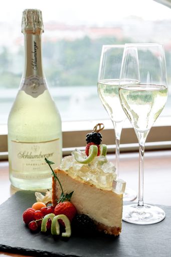 Vorschau Bild von Schlumberger Cheesecake "Sparkling Edition" by
Vienna Marriott Hotel im Stück