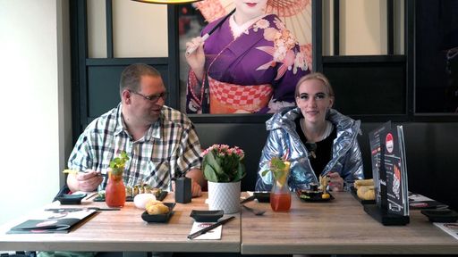 Vorschau Bild von Celine (21) und Kumpel Falco (33) probieren zum ersten Mal Sushi
/ Weiterer Text über ots und www.presseportal.de/nr/6605 / Die
Verwendung dieses Bildes ist für redaktionelle Zwecke unter
Beachtung ggf. genannter Nutzungsbedingungen honorarfrei.
Veröffentlichung bitte mit Bildrechte-Hinweis.