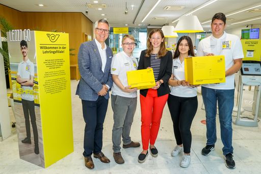 v.l.: DI Dr. Harald Kunczier MBA, Geschäftsfeldleitung Filialen,
Österreichische Post AG, Lehrling Kilian Schröck, Claudia Plakolm,
Staatssekretärin für Jugend und die beiden Lehrlinge Selina Kocyigit
und Lukas Tritean.