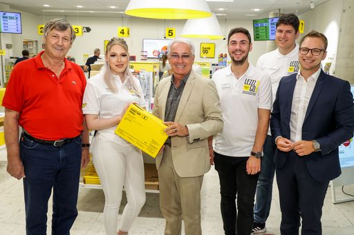 Vorschau Bild von v.l.: Erich Hohenberger, Bezirksvorsteher des 3. Wiener
Gemeindebezirks, Lehrling Yvonne Platz, DI Dr. Georg Pölzl,
Generaldirektor der Österreichischen Post AG, die beiden Lehrlinge
Stefan Passet und Lukas Tritean und Mario Derntl, BA, MBA,
Geschäftsführer von zukunft.lehre.österreich.