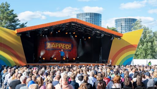 Vorschau Bild von Die Lagunenbühne beim Auftritt von Michael Mittermeier, der am
16. Juli zu Gast in der Autostadt war / Weiterer Text über ots und
www.presseportal.de/nr/19185 / Die Verwendung dieses Bildes ist für
redaktionelle Zwecke unter Beachtung ggf. genannter
Nutzungsbedingungen honorarfrei. Veröffentlichung bitte mit
Bildrechte-Hinweis.