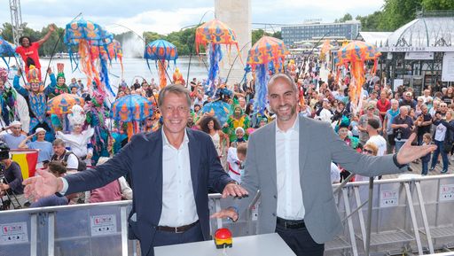 Hannovers Oberbürgermeister Belit Onay und Hans Nolte,
Geschäftsführer der Hannover Veranstaltungs GmbH eröffnen das 35.
Maschseefest / Weiterer Text über ots und
www.presseportal.de/nr/42831 / Die Verwendung dieses Bildes ist für
redaktionelle Zwecke unter Beachtung ggf. genannter
Nutzungsbedingungen honorarfrei. Veröffentlichung bitte mit
Bildrechte-Hinweis.