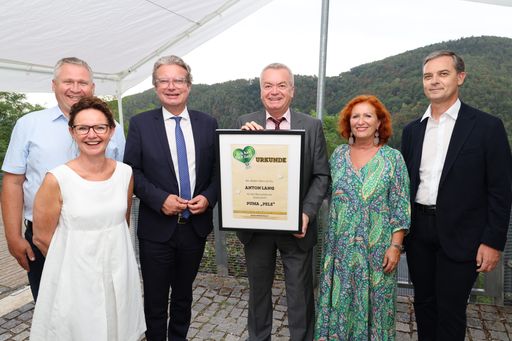  Das Bild zeigt (v.l.): Ing. Alexander Allmer (Bürgermeister von
Stubenberg am See), Alexia Getzinger (kaufmännische Direktorin
Universalmuseum Joanneum), Mag. Christopher Drexler
(Landeshauptmann), Anton Lang (Landeshauptmann-Stellvertreter),
Doris Wolkner-Steinberger (Geschäftsführerin Steir.
Landestiergarten), Mag. Dr. Wolfgang Dolesch (LTAbg.)