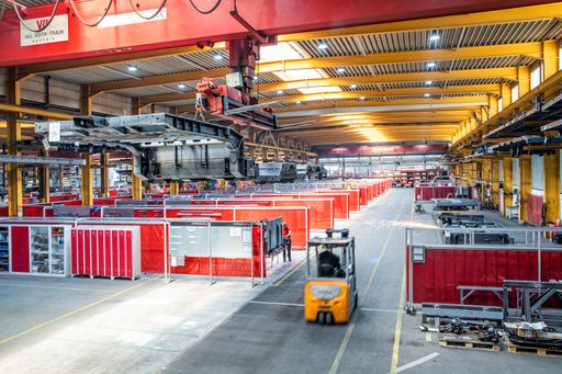 Vorschau Bild von Die Schwarzmüller Gruppe ist noch auf Kurs, rechnet
aber mit einem schwierigen zweiten Halbjahr.