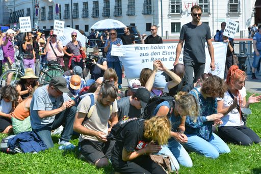 Vorschau Bild von Theater-Perfomance hinter dem Absperrgitter: SOS
Balkanroute und Omas gegen Rechts setzen gemeinsam ein Zeichen gegen
Orbans Staatsbesuch.