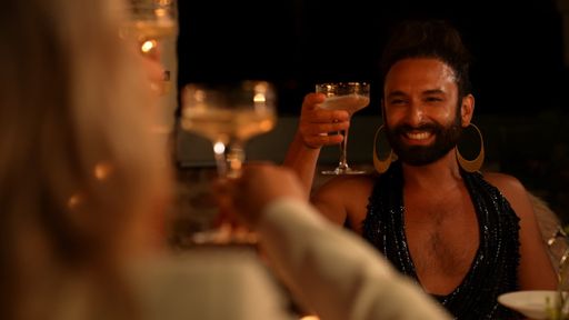 Vorschau Bild von Conchita Wurst lächelt in der Freizeit (Standbild
Musikvideo "Erstmal Pause")