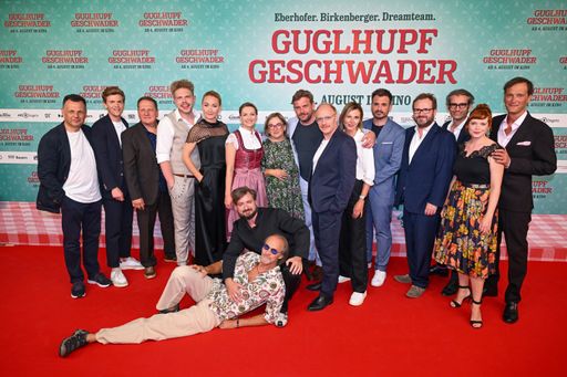 Vorschau Bild von Premiere GUGLHUPFGESCHWADER in München v.l. Gerhard Wittmann,
Ferdinand Hofer, Thomas Kügel, Johannes Berzl, Lisa Maria Potthoff,
Judith Gerlach, Dorothee Erpenstein, Sebastian Bezzel, Simon
Schwarz, Kerstin Schmidbauer, Christoph Pellander, Stefan Betz, Sina
Reiß, Ed Herzog (Vorne liegend) Eisi Gulp und Daniel Christensen /
Weiterer Text über ots und www.presseportal.de/nr/12946 / Die
Verwendung dieses Bildes ist für redaktionelle Zwecke unter
Beachtung ggf. genannter Nutzungsbedingungen honorarfrei.
Veröffentlichung bitte mit Bildrechte-Hinweis.