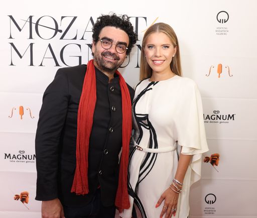 Vorschau Bild von Opernstar und Künstlerischer Leiter der Stiftung
Mozarteum Rolando Villazón und Moderatorin und Sängerin Victoria
Swarovski