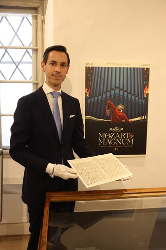 Vorschau Bild von Museumsdirektor Linus Klumpner (Mozart Museen
Salzburg) mit dem Originalbrief von W.A. Mozart vom 3.Juli 1778 an
seinen Vater, in dem er schreibt, dass er sich noch ein "guts
gfrornes" gönnte: Mozart war einer der ersten Eisfans.