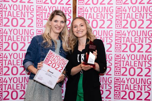 Sandra Riedl, HR Specialist Mondi Österreich und
Evelyn Panzenböck Employer Branding Specialist Mondi Group freuen
sich über den Brand4Young Talents Award in Silber.