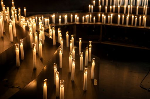  Der Rundgang beginnt mit „Mozarts Requiem“, einem
geheimnisvollen, sakral anmutenden Raum mit 1.500 Kerzen,
Schattenprojektionen und Klängen aus dem Requiem – entwickelt und
umgesetzt durch den britisch-deutschen Licht-Designer Moritz
Waldemeyer.