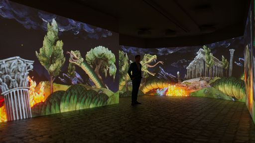 Vorschau Bild von In knapp 60 Minuten tauchen Besucher:innen in fünf
Räumen in unterschiedliche Aspekte Mozarts und seiner Zeit ein.