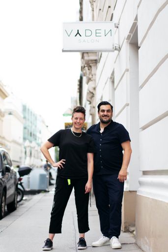 Vorschau Bild von Eine tolle Synergie von Kunstschaffenden aus
differenzierten Bereichen: Ana Vollwesen und Jerry Vyden vor dem
Vyden Salon im 4. Bezirk