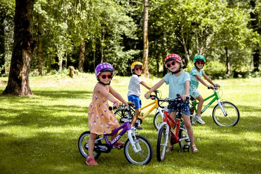 Limited Edition Sonnenbrille für Kinder von drei
bis neun Jahren von SooNice und woom. Ab sofort gibt es die
nachhaltige Kindersonnenbrille zu jedem woom ORIGINAL 2,3 oder 4 -
solange der Vorrat reicht.