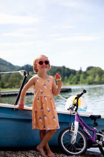 Vorschau Bild von Limited Edition Sonnenbrille für Kinder von drei
bis neun Jahren von SooNice und woom. Ab sofort gibt es die
nachhaltige Kindersonnenbrille zu jedem woom ORIGINAL 2,3 oder 4 -
solange der Vorrat reicht.