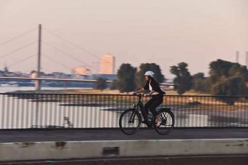  Meet the MAYOR PLUS. Das neue ROSE E-Bike ist erhältlich als
Trekking- und SUV-Modell in insgesamt sechs Ausstattungsvarianten,
je zwei Farben und drei Rahmenformen. / Weiterer Text über ots und
www.presseportal.de/nr/102534 / Die Verwendung dieses Bildes ist für
redaktionelle Zwecke unter Beachtung ggf. genannter
Nutzungsbedingungen honorarfrei. Veröffentlichung bitte mit
Bildrechte-Hinweis.