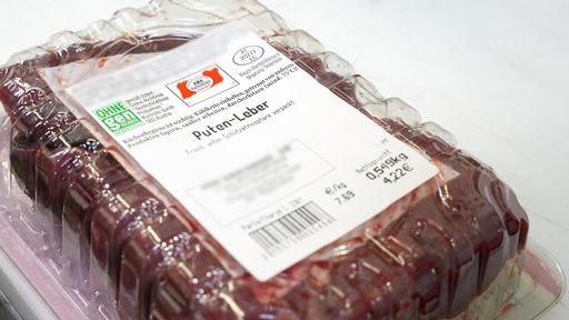 Qualität der guten Pute vom Küken bis ins
Kühlregal, gesichert durch das AMA-Gütesiegel. Meist stehen auch
noch Name und Adresse des Putenbauern am Etikett. Etwas genauer
hinschauen lohnt sich.